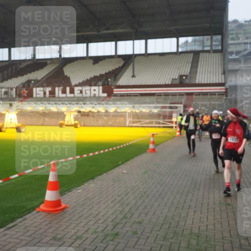 07.12.2025 - St. Pauli X-Mass-Run No. 15 Fabian Wolf http://msf.ph/oto/9377552 07.12.2025 10:06:20 Ziel 34, 127, 148, 187, 893, 967, 969, 1119, 1369, 1479, 1480, 1832, 1937, 1946, 2894, 2968, 3196, 4246, 4657, 4665, 4670, 4672, 4676, 4677, 4736, 4739 meine-sportfotos.de