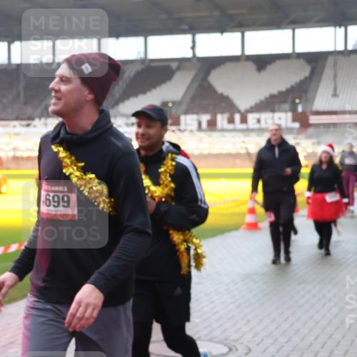 07.12.2025 - St. Pauli X-Mass-Run No. 15 Luisa Fischer http://msf.ph/oto/9377569 07.12.2025 10:27:16 Ziel 699, 159, 1396, 1468, 1472, 1638, 2068, 2518, 2648, 2649, 3720, 3771, 3787, 3792, 3828, 4185, 4334, 4353, 4384, 4448, 4460, 4461, 4469, 4481, 4506, 4512, 4699, 4703, 4705, 4709, 5010 meine-sportfotos.de