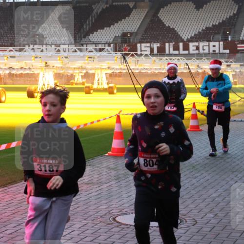 07.12.2025 - St. Pauli X-Mass-Run No. 15 Luisa Fischer http://msf.ph/oto/9377572 07.12.2025 10:01:53 Ziel 15, 3187, 804, 783, 780, 118, 393, 780, 783, 801, 804, 959, 1124, 1294, 1724, 1760, 1859, 1887, 1892, 2167, 2378, 2528, 2681, 3187, 3580, 3582, 3629, 3878 meine-sportfotos.de