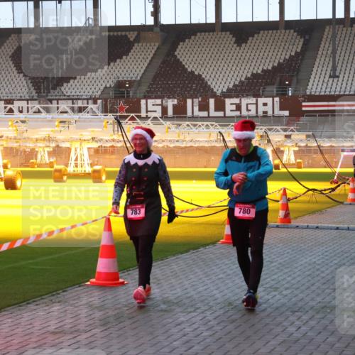07.12.2025 - St. Pauli X-Mass-Run No. 15 Luisa Fischer http://msf.ph/oto/9377574 07.12.2025 10:01:54 Ziel 783, 780, 118, 393, 780, 783, 801, 804, 959, 1124, 1294, 1724, 1760, 1859, 1887, 1892, 2167, 2528, 2681, 3187, 3580, 3582, 3629, 3878 meine-sportfotos.de