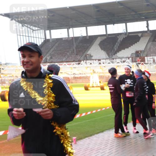 07.12.2025 - St. Pauli X-Mass-Run No. 15 Luisa Fischer http://msf.ph/oto/9377575 07.12.2025 10:27:17 Ziel 28, 159, 1396, 1468, 1472, 1618, 1638, 2068, 2518, 2648, 2649, 3720, 3771, 3787, 3792, 3828, 4185, 4334, 4353, 4384, 4391, 4410, 4448, 4481, 4506, 4512, 4699, 4703, 4705, 4709 meine-sportfotos.de