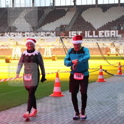 07.12.2025 - St. Pauli X-Mass-Run No. 15 Luisa Fischer http://msf.ph/oto/9377586 07.12.2025 10:01:56 Ziel 780, 783, 118, 393, 780, 783, 801, 804, 959, 1124, 1294, 1724, 1760, 1859, 1887, 1892, 2167, 2528, 2681, 3187, 3580, 3582, 3629, 3878 meine-sportfotos.de