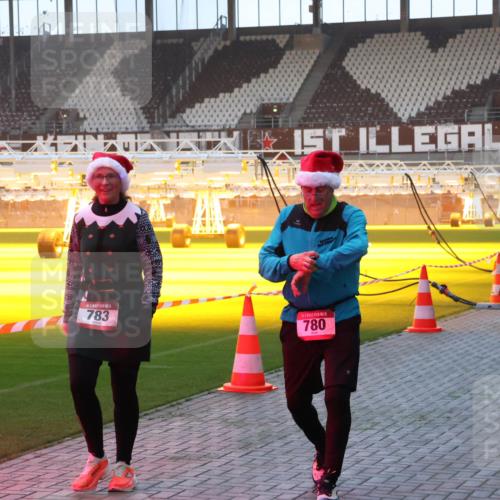 07.12.2025 - St. Pauli X-Mass-Run No. 15 Luisa Fischer http://msf.ph/oto/9377588 07.12.2025 10:01:57 Ziel 5, 783, 15, 780, 118, 393, 780, 783, 801, 804, 959, 1124, 1294, 1724, 1760, 1859, 1887, 1892, 2167, 2528, 2681, 3187, 3580, 3582, 3629, 3878 meine-sportfotos.de