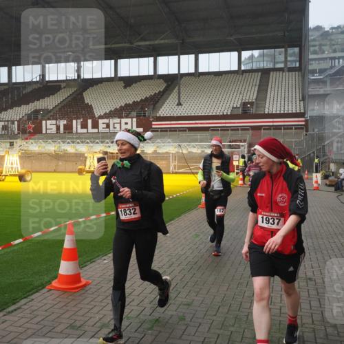07.12.2025 - St. Pauli X-Mass-Run No. 15 Fabian Wolf http://msf.ph/oto/9377595 07.12.2025 10:06:23 Ziel 34, 127, 187, 893, 967, 969, 1119, 1369, 1479, 1480, 1832, 1937, 1946, 3213, 3232, 3534, 3535, 3536, 3537, 4657, 4665, 4670, 4672, 4676, 4677, 4736, 4739 meine-sportfotos.de