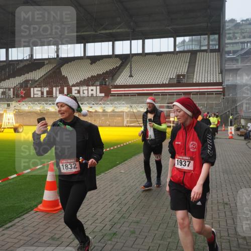 07.12.2025 - St. Pauli X-Mass-Run No. 15 Fabian Wolf http://msf.ph/oto/9377601 07.12.2025 10:06:23 Ziel 34, 127, 187, 893, 967, 969, 1119, 1369, 1479, 1480, 1832, 1937, 1946, 3213, 3232, 3534, 3535, 3536, 3537, 4657, 4665, 4670, 4672, 4676, 4677, 4736, 4739 meine-sportfotos.de