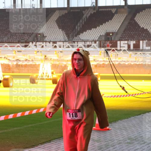 07.12.2025 - St. Pauli X-Mass-Run No. 15 Luisa Fischer http://msf.ph/oto/9377618 07.12.2025 10:02:17 Ziel 15, 118, 1760, 118, 393, 804, 959, 1124, 1294, 1724, 1760, 1859, 2167, 2472, 2681, 3187, 3580, 3582, 3629, 3878 meine-sportfotos.de