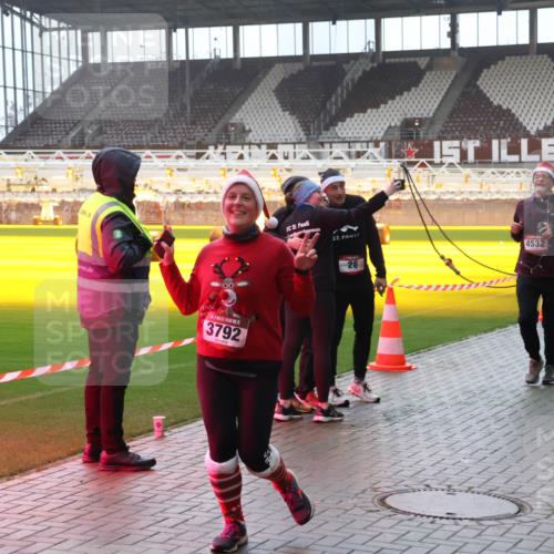 07.12.2025 - St. Pauli X-Mass-Run No. 15 Luisa Fischer http://msf.ph/oto/9377637 07.12.2025 10:27:29 Ziel 06, 3, 00, 3792, 28, 4532, 4529, 159, 1312, 1317, 1468, 1472, 1618, 3571, 3720, 3771, 3787, 3792, 3828, 4185, 4225, 4334, 4353, 4384, 4391, 4409, 4410, 4705 meine-sportfotos.de