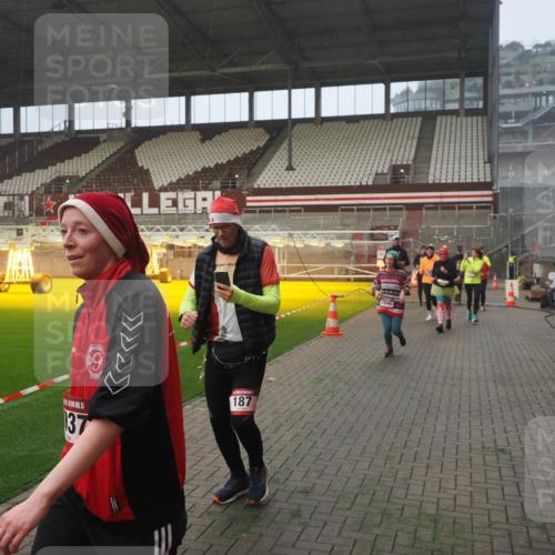 07.12.2025 - St. Pauli X-Mass-Run No. 15 Fabian Wolf http://msf.ph/oto/9377639 07.12.2025 10:06:24 Ziel 34, 127, 187, 893, 967, 969, 1119, 1369, 1479, 1480, 1832, 1937, 1946, 3213, 3232, 3534, 3535, 3536, 3537, 4657, 4665, 4670, 4672, 4676, 4677, 4736, 4739 meine-sportfotos.de