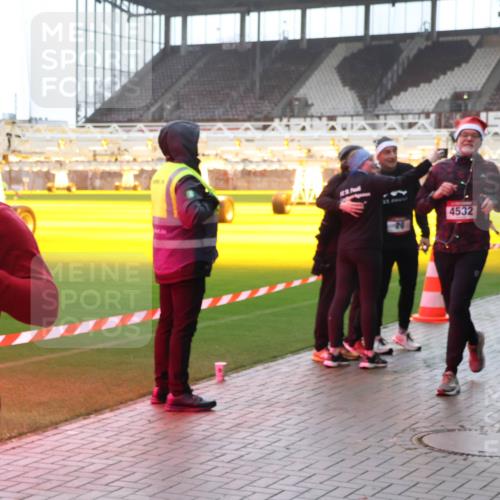 07.12.2025 - St. Pauli X-Mass-Run No. 15 Luisa Fischer http://msf.ph/oto/9377647 07.12.2025 10:27:30 Ziel 8792, 4532, 4529, 159, 1312, 1317, 1468, 1472, 1618, 3571, 3715, 3720, 3771, 3787, 3792, 3828, 4185, 4225, 4334, 4353, 4384, 4391, 4409, 4410, 4705 meine-sportfotos.de