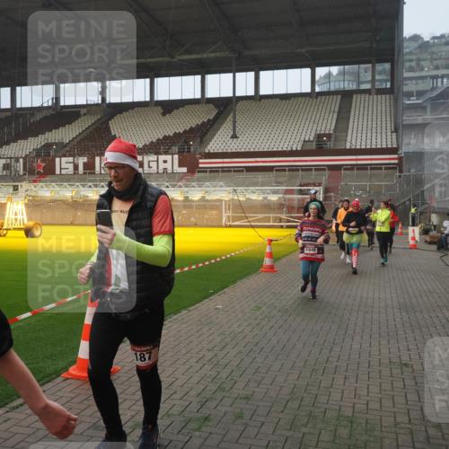 07.12.2025 - St. Pauli X-Mass-Run No. 15 Fabian Wolf http://msf.ph/oto/9377651 07.12.2025 10:06:24 Ziel 34, 127, 187, 893, 967, 969, 1119, 1369, 1479, 1480, 1832, 1937, 1946, 3213, 3232, 3534, 3535, 3536, 3537, 4657, 4665, 4670, 4672, 4676, 4677, 4736, 4739 meine-sportfotos.de