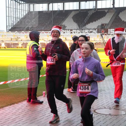 07.12.2025 - St. Pauli X-Mass-Run No. 15 Luisa Fischer http://msf.ph/oto/9377655 07.12.2025 10:27:31 Ziel 4532, 15, 4384, 3720, 159, 1312, 1317, 1468, 1472, 1618, 3571, 3714, 3715, 3720, 3771, 3787, 3792, 3828, 4185, 4225, 4334, 4353, 4384, 4391, 4409, 4410, 4705 meine-sportfotos.de