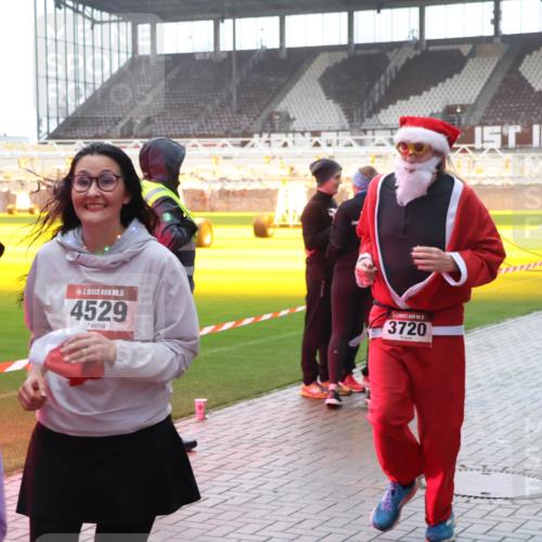 07.12.2025 - St. Pauli X-Mass-Run No. 15 Luisa Fischer http://msf.ph/oto/9377661 07.12.2025 10:27:32 Ziel 5, 4529, 3720, 159, 1312, 1317, 1468, 1472, 1618, 3571, 3714, 3715, 3720, 3771, 3787, 3792, 3828, 4185, 4225, 4334, 4353, 4384, 4391, 4409, 4410, 4435, 4705 meine-sportfotos.de