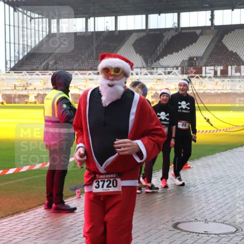 07.12.2025 - St. Pauli X-Mass-Run No. 15 Luisa Fischer http://msf.ph/oto/9377663 07.12.2025 10:27:33 Ziel 15, 3720, 28, 159, 1312, 1317, 1468, 1472, 1618, 3571, 3714, 3715, 3720, 3722, 3771, 3787, 3792, 3828, 4185, 4225, 4334, 4353, 4384, 4391, 4409, 4410, 4435, 4705 meine-sportfotos.de
