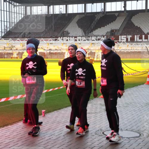 07.12.2025 - St. Pauli X-Mass-Run No. 15 Luisa Fischer http://msf.ph/oto/9377679 07.12.2025 10:27:36 Ziel 3699, 23, 159, 1312, 1317, 1468, 1472, 1618, 3571, 3714, 3715, 3720, 3722, 3723, 3771, 3787, 3793, 3828, 4185, 4225, 4334, 4353, 4384, 4391, 4409, 4410, 4435, 4705 meine-sportfotos.de
