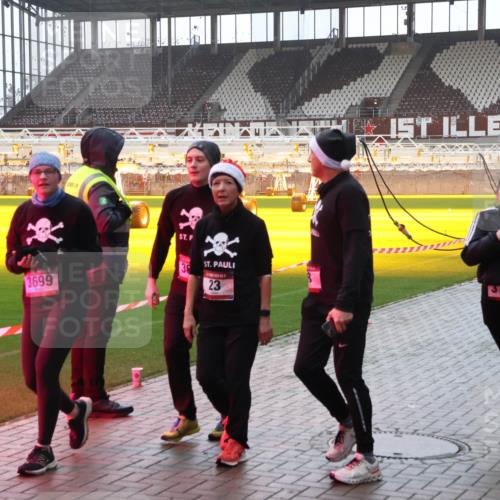 07.12.2025 - St. Pauli X-Mass-Run No. 15 Luisa Fischer http://msf.ph/oto/9377681 07.12.2025 10:27:37 Ziel 3699, 38, 23, 8828, 159, 1312, 1317, 1468, 1472, 1618, 3571, 3714, 3715, 3720, 3722, 3723, 3771, 3787, 3793, 3828, 4185, 4225, 4334, 4353, 4384, 4391, 4409, 4410, 4435, 4705 meine-sportfotos.de