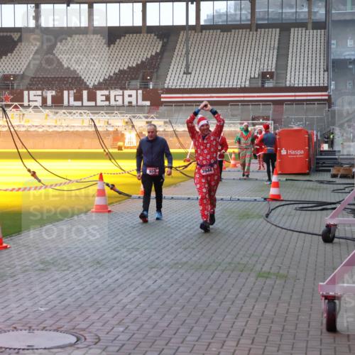 07.12.2025 - St. Pauli X-Mass-Run No. 15 Luisa Fischer http://msf.ph/oto/9377684 07.12.2025 10:02:37 Ziel 959, 63, 304, 959, 1105, 1828, 1829, 1934, 2167, 2472, 2604, 2923, 3944 meine-sportfotos.de