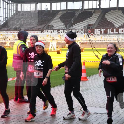 07.12.2025 - St. Pauli X-Mass-Run No. 15 Luisa Fischer http://msf.ph/oto/9377685 07.12.2025 10:27:37 Ziel 3699, 369, 23, 3771, 5773, 159, 1312, 1317, 1468, 1472, 1618, 3571, 3714, 3715, 3720, 3722, 3723, 3771, 3787, 3793, 3828, 4185, 4225, 4334, 4353, 4384, 4391, 4409, 4410, 4435, 4705 meine-sportfotos.de