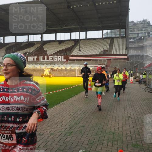 07.12.2025 - St. Pauli X-Mass-Run No. 15 Fabian Wolf http://msf.ph/oto/9377688 07.12.2025 10:06:27 Ziel 34, 187, 562, 893, 1119, 1369, 1479, 1480, 1832, 1937, 1946, 3213, 3232, 3534, 3535, 3536, 3537, 4459, 4657, 4665, 4672, 4677, 4736, 4739 meine-sportfotos.de