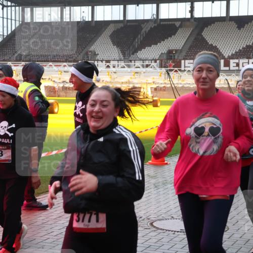 07.12.2025 - St. Pauli X-Mass-Run No. 15 Luisa Fischer http://msf.ph/oto/9377690 07.12.2025 10:27:38 Ziel 23, 13771, 15, 5, 828, 159, 1312, 1317, 1468, 1472, 1618, 3571, 3714, 3715, 3720, 3722, 3723, 3771, 3787, 3793, 3828, 4185, 4225, 4334, 4353, 4384, 4391, 4409, 4410, 4435, 4705 meine-sportfotos.de