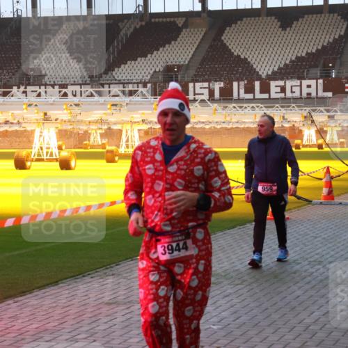 07.12.2025 - St. Pauli X-Mass-Run No. 15 Luisa Fischer http://msf.ph/oto/9377702 07.12.2025 10:02:40 Ziel 3944, 959, 2472, 1934, 63, 304, 1105, 1828, 1829, 1934, 2472, 2604, 2923, 3944 meine-sportfotos.de