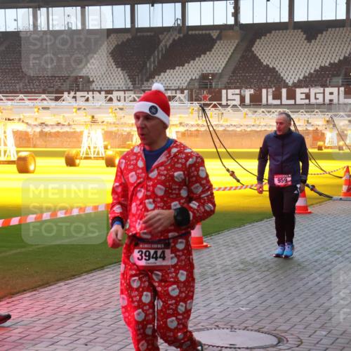 07.12.2025 - St. Pauli X-Mass-Run No. 15 Luisa Fischer http://msf.ph/oto/9377703 07.12.2025 10:02:41 Ziel 670, 959, 5, 3944, 63, 304, 1105, 1828, 1829, 1934, 2472, 2604, 2923, 3944 meine-sportfotos.de