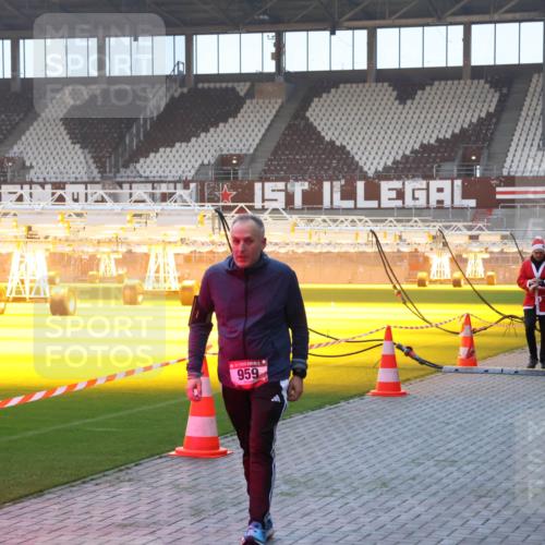07.12.2025 - St. Pauli X-Mass-Run No. 15 Luisa Fischer http://msf.ph/oto/9377714 07.12.2025 10:02:43 Ziel 959, 304, 1934, 63, 304, 1105, 1828, 1829, 1934, 2472, 2510, 2514, 2604, 2923, 3944 meine-sportfotos.de