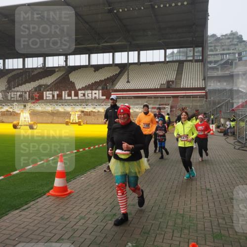 07.12.2025 - St. Pauli X-Mass-Run No. 15 Fabian Wolf http://msf.ph/oto/9377715 07.12.2025 10:06:28 Ziel 34, 187, 562, 1119, 1369, 1479, 1480, 1832, 1937, 1946, 3213, 3232, 3534, 3535, 3536, 3537, 4459, 4657, 4665, 4672, 4677, 4736, 4739 meine-sportfotos.de