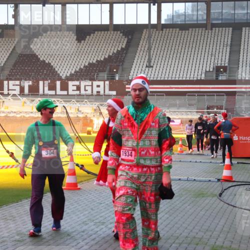 07.12.2025 - St. Pauli X-Mass-Run No. 15 Luisa Fischer http://msf.ph/oto/9377730 07.12.2025 10:02:55 Ziel 304, 1934, 63, 304, 1105, 1828, 1829, 1934, 2472, 2510, 2514, 2604, 2780, 2781, 2908, 2923, 3518, 3892, 3944 meine-sportfotos.de