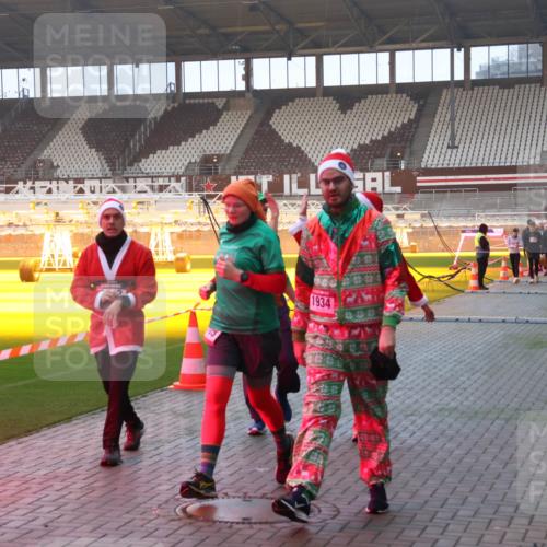 07.12.2025 - St. Pauli X-Mass-Run No. 15 Luisa Fischer http://msf.ph/oto/9377736 07.12.2025 10:02:56 Ziel 63, 304, 1105, 1828, 1829, 1934, 2510, 2514, 2604, 2780, 2781, 2908, 2923, 3518, 3892, 3944 meine-sportfotos.de