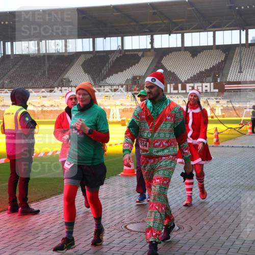 07.12.2025 - St. Pauli X-Mass-Run No. 15 Luisa Fischer http://msf.ph/oto/9377741 07.12.2025 10:02:57 Ziel 1934, 63, 304, 1105, 1828, 1829, 1934, 2510, 2514, 2604, 2780, 2781, 2908, 2923, 3518, 3892, 3944 meine-sportfotos.de