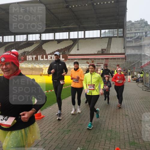 07.12.2025 - St. Pauli X-Mass-Run No. 15 Fabian Wolf http://msf.ph/oto/9377746 07.12.2025 10:06:29 Ziel 34, 187, 562, 1369, 1479, 1480, 1832, 1946, 3213, 3232, 3534, 3535, 3536, 3537, 4459, 4657, 4672, 4677, 4736, 4739 meine-sportfotos.de