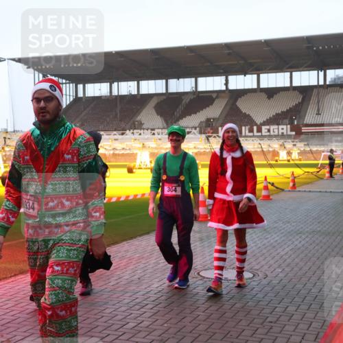 07.12.2025 - St. Pauli X-Mass-Run No. 15 Luisa Fischer http://msf.ph/oto/9377754 07.12.2025 10:02:58 Ziel 1934, 304, 63, 304, 918, 1105, 1314, 1828, 1829, 1934, 2510, 2514, 2604, 2780, 2781, 2908, 2923, 3518, 3892, 3944 meine-sportfotos.de