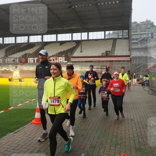 07.12.2025 - St. Pauli X-Mass-Run No. 15 Fabian Wolf http://msf.ph/oto/9377764 07.12.2025 10:06:30 Ziel 34, 187, 562, 1369, 1479, 1480, 1832, 1946, 3213, 3232, 3534, 3535, 3536, 3537, 4459, 4672, 4677 meine-sportfotos.de