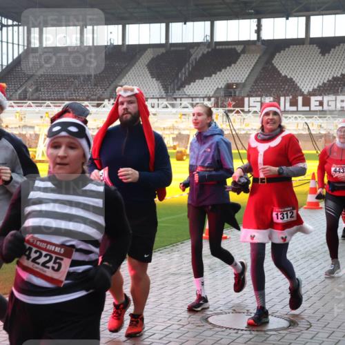 07.12.2025 - St. Pauli X-Mass-Run No. 15 Luisa Fischer http://msf.ph/oto/9377768 07.12.2025 10:27:58 Ziel 3722, 5, 4225, 1312, 4435, 175, 1312, 1317, 1468, 1472, 1618, 2060, 2101, 2188, 2677, 3154, 3156, 3458, 3571, 3706, 3707, 3713, 3714, 3715, 3722, 3723, 3793, 4225, 4334, 4353, 4383, 4391, 4409, 4410, 4435, 4462, 4463, 4515, 4516 meine-sportfotos.de