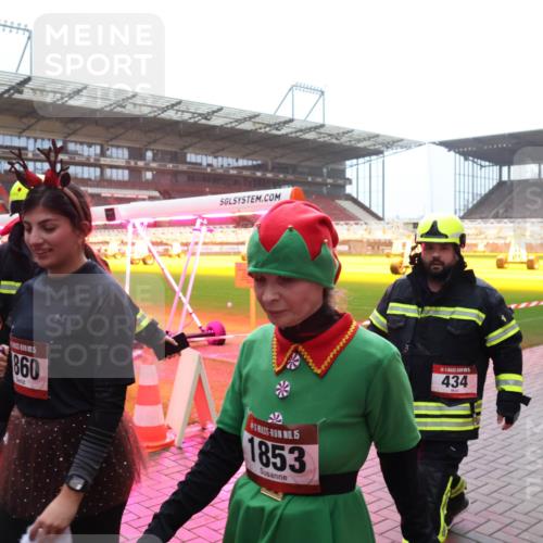 07.12.2025 - St. Pauli X-Mass-Run No. 15 Luisa Fischer http://msf.ph/oto/9377769 07.12.2025 11:06:02 Ziel 860, 15, 1853, 434, 199, 200, 201, 298, 434, 831, 924, 925, 927, 929, 932, 973, 1046, 1049, 1092, 1196, 1208, 1311, 1428, 1432, 1492, 1600, 1608, 1630, 1840, 1841, 2006, 2254, 2884, 3272, 3278 meine-sportfotos.de