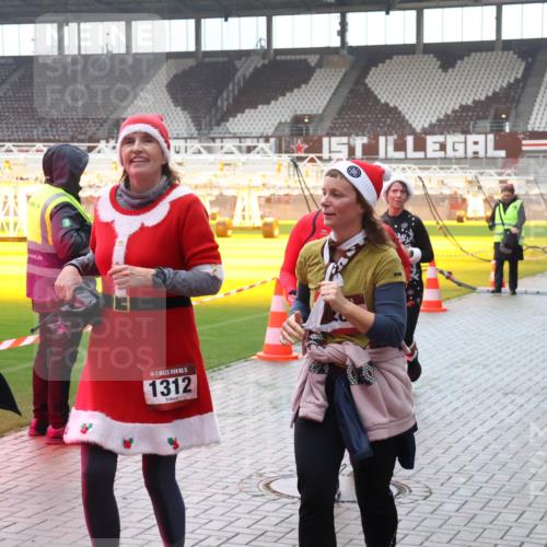 07.12.2025 - St. Pauli X-Mass-Run No. 15 Luisa Fischer http://msf.ph/oto/9377775 07.12.2025 10:27:59 Ziel 15, 1312, 111, 1175, 175, 1312, 1317, 1468, 1472, 1618, 2060, 2101, 2188, 2677, 3154, 3156, 3458, 3571, 3706, 3707, 3713, 3714, 3715, 3722, 3723, 3793, 4133, 4225, 4334, 4353, 4383, 4391, 4409, 4410, 4435, 4462, 4463, 4515, 4516 meine-sportfotos.de