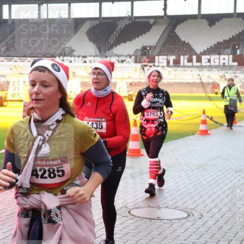 07.12.2025 - St. Pauli X-Mass-Run No. 15 Luisa Fischer http://msf.ph/oto/9377782 07.12.2025 10:28:00 Ziel 5, 15, 4285, 435, 3793, 175, 1312, 1317, 1618, 2060, 2101, 2188, 2677, 3154, 3156, 3458, 3571, 3706, 3707, 3713, 3714, 3715, 3722, 3723, 3793, 4132, 4133, 4225, 4334, 4353, 4383, 4391, 4409, 4410, 4435, 4462, 4463, 4515, 4516 meine-sportfotos.de