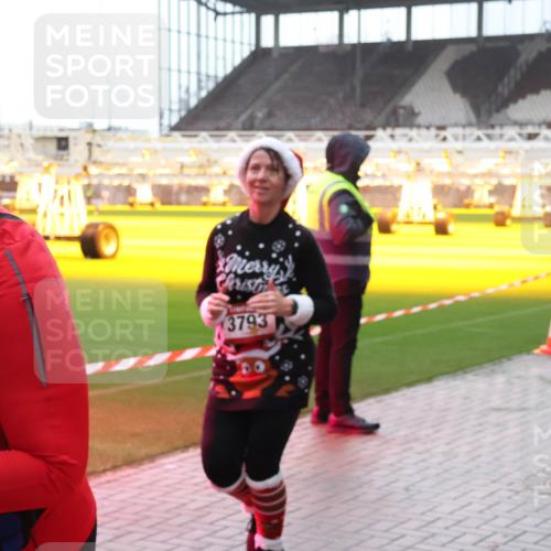 07.12.2025 - St. Pauli X-Mass-Run No. 15 Luisa Fischer http://msf.ph/oto/9377795 07.12.2025 10:28:02 Ziel 150, 435, 3793, 175, 1312, 1317, 1618, 1717, 2060, 2101, 2188, 2677, 3154, 3156, 3458, 3571, 3706, 3707, 3713, 3714, 3715, 3722, 3723, 3793, 4132, 4133, 4225, 4350, 4383, 4391, 4409, 4410, 4435, 4462, 4463, 4515, 4516, 4538, 4875 meine-sportfotos.de
