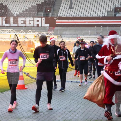 07.12.2025 - St. Pauli X-Mass-Run No. 15 Luisa Fischer http://msf.ph/oto/9377807 07.12.2025 10:03:16 Ziel 1828, 2781, 3518, 1829, 292, 2908, 63, 177, 304, 442, 443, 885, 918, 936, 943, 956, 1105, 1118, 1314, 1828, 1829, 2505, 2510, 2514, 2604, 2780, 2781, 2908, 3284, 3417, 3518, 3892 meine-sportfotos.de