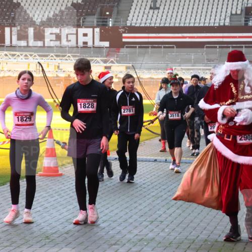 07.12.2025 - St. Pauli X-Mass-Run No. 15 Luisa Fischer http://msf.ph/oto/9377809 07.12.2025 10:03:16 Ziel 1828, 2781, 1829, 3518, 29, 2908, 63, 177, 304, 442, 443, 885, 918, 936, 943, 956, 1105, 1118, 1314, 1828, 1829, 2505, 2510, 2514, 2604, 2780, 2781, 2908, 3284, 3417, 3518, 3892 meine-sportfotos.de
