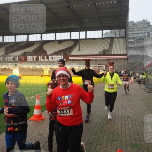 07.12.2025 - St. Pauli X-Mass-Run No. 15 Fabian Wolf http://msf.ph/oto/9377810 07.12.2025 10:06:31 Ziel 34, 150, 187, 562, 1369, 1479, 1480, 1832, 1946, 3213, 3232, 3534, 3535, 3536, 3537, 4459, 4672 meine-sportfotos.de