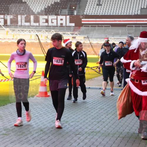 07.12.2025 - St. Pauli X-Mass-Run No. 15 Luisa Fischer http://msf.ph/oto/9377812 07.12.2025 10:03:17 Ziel 1828, 2781, 3518, 1829, 2908, 63, 177, 304, 442, 443, 885, 918, 936, 943, 956, 1105, 1118, 1314, 1828, 1829, 2505, 2510, 2514, 2604, 2780, 2781, 2908, 3284, 3417, 3518, 3892 meine-sportfotos.de