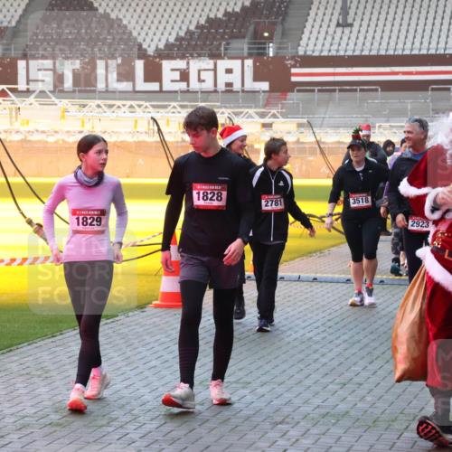 07.12.2025 - St. Pauli X-Mass-Run No. 15 Luisa Fischer http://msf.ph/oto/9377814 07.12.2025 10:03:17 Ziel 1829, 1828, 2781, 3518, 2923, 2908, 63, 177, 304, 442, 443, 885, 918, 936, 943, 956, 1105, 1118, 1314, 1828, 1829, 2505, 2510, 2514, 2604, 2780, 2781, 2908, 3284, 3417, 3518, 3892 meine-sportfotos.de