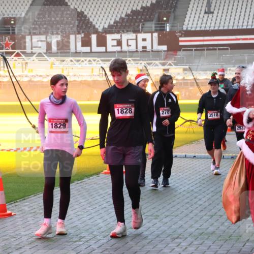 07.12.2025 - St. Pauli X-Mass-Run No. 15 Luisa Fischer http://msf.ph/oto/9377816 07.12.2025 10:03:17 Ziel 5, 1829, 1828, 2781, 3518, 2923, 2, 2908, 63, 177, 304, 442, 443, 885, 918, 936, 943, 956, 1105, 1118, 1314, 1828, 1829, 2505, 2510, 2514, 2604, 2780, 2781, 2908, 3284, 3417, 3518, 3892 meine-sportfotos.de