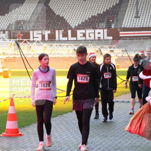 07.12.2025 - St. Pauli X-Mass-Run No. 15 Luisa Fischer http://msf.ph/oto/9377819 07.12.2025 10:03:18 Ziel 1, 2781, 1828, 3518, 1829, 2908, 177, 442, 443, 885, 918, 936, 943, 956, 1105, 1118, 1314, 1594, 1828, 1829, 2505, 2510, 2514, 2604, 2780, 2781, 2908, 3284, 3417, 3518, 3892 meine-sportfotos.de