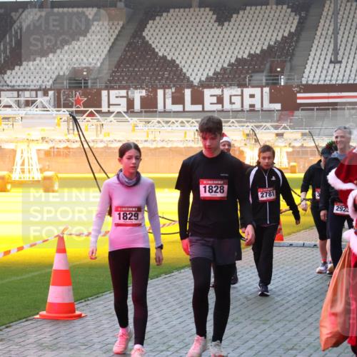 07.12.2025 - St. Pauli X-Mass-Run No. 15 Luisa Fischer http://msf.ph/oto/9377821 07.12.2025 10:03:18 Ziel 1829, 1828, 2781, 2923, 2908, 177, 442, 443, 885, 918, 936, 943, 956, 1105, 1118, 1314, 1594, 1828, 1829, 2505, 2510, 2514, 2604, 2780, 2781, 2908, 3284, 3417, 3518, 3892 meine-sportfotos.de