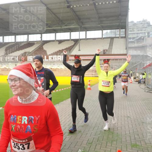 07.12.2025 - St. Pauli X-Mass-Run No. 15 Fabian Wolf http://msf.ph/oto/9377822 07.12.2025 10:06:32 Ziel 34, 150, 187, 562, 1369, 1479, 1480, 1832, 1946, 3213, 3232, 3534, 3535, 3536, 3537, 4459 meine-sportfotos.de