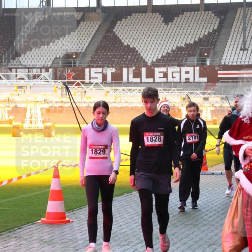 07.12.2025 - St. Pauli X-Mass-Run No. 15 Luisa Fischer http://msf.ph/oto/9377824 07.12.2025 10:03:18 Ziel 1828, 2781, 1829, 2908, 43, 177, 442, 443, 885, 918, 936, 943, 956, 1105, 1118, 1314, 1594, 1828, 1829, 2505, 2510, 2514, 2604, 2780, 2781, 2908, 3284, 3417, 3518, 3892 meine-sportfotos.de