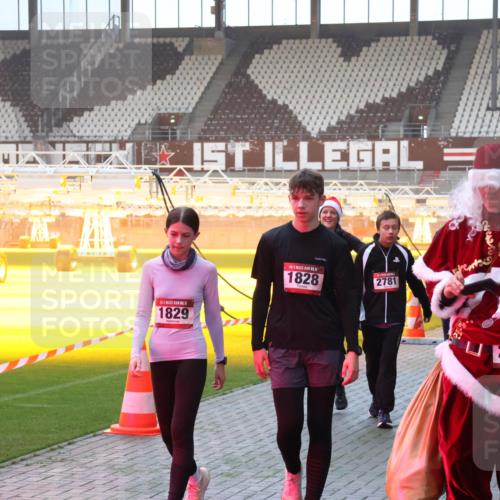 07.12.2025 - St. Pauli X-Mass-Run No. 15 Luisa Fischer http://msf.ph/oto/9377829 07.12.2025 10:03:19 Ziel 15, 1829, 1828, 2781, 2908, 13, 443, 177, 442, 443, 885, 918, 936, 943, 956, 1105, 1118, 1314, 1594, 1828, 1829, 2505, 2510, 2514, 2604, 2780, 2781, 2908, 3284, 3417, 3518, 3892 meine-sportfotos.de