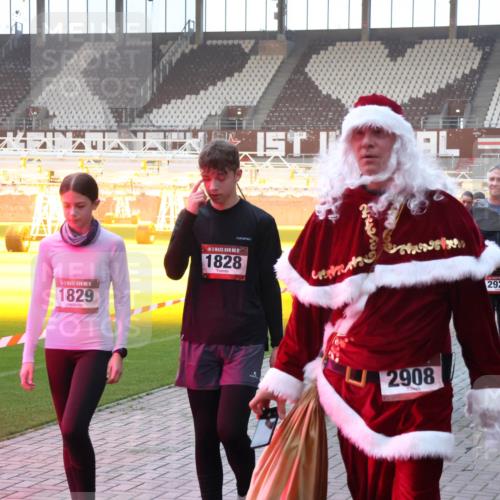 07.12.2025 - St. Pauli X-Mass-Run No. 15 Luisa Fischer http://msf.ph/oto/9377840 07.12.2025 10:03:21 Ziel 5, 1829, 1828, 2908, 2923, 442, 05, 177, 442, 443, 460, 885, 918, 936, 943, 956, 963, 1105, 1118, 1314, 1594, 1828, 1829, 2505, 2510, 2514, 2682, 2780, 2781, 2908, 3284, 3417, 3518, 3892 meine-sportfotos.de